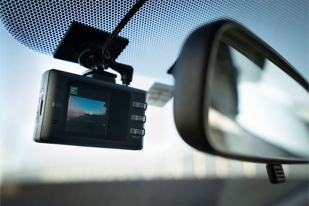 dash cam lined up with rearview mirror