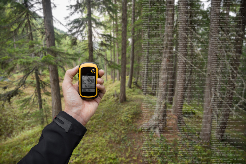 hiking gps no monthly fee