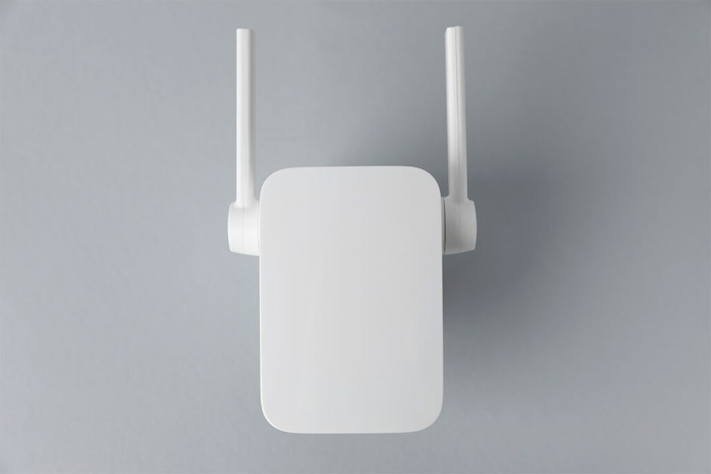wifi extender pluged into wall with 2 antenna